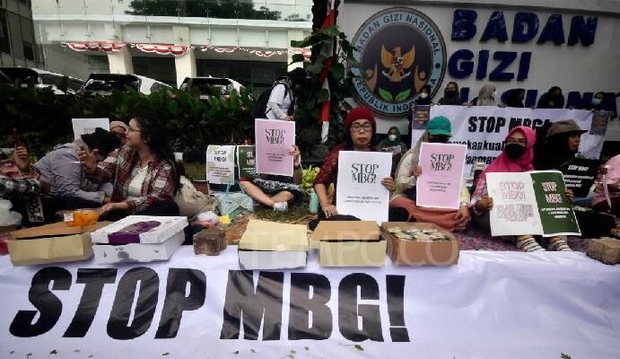 "Program Makan Bergizi Gratis (MBG) yang diklaim sukses secara internasional oleh Presiden Prabowo, kini dibayangi oleh 11.566 kasus keracunan anak menurut data JPPI."