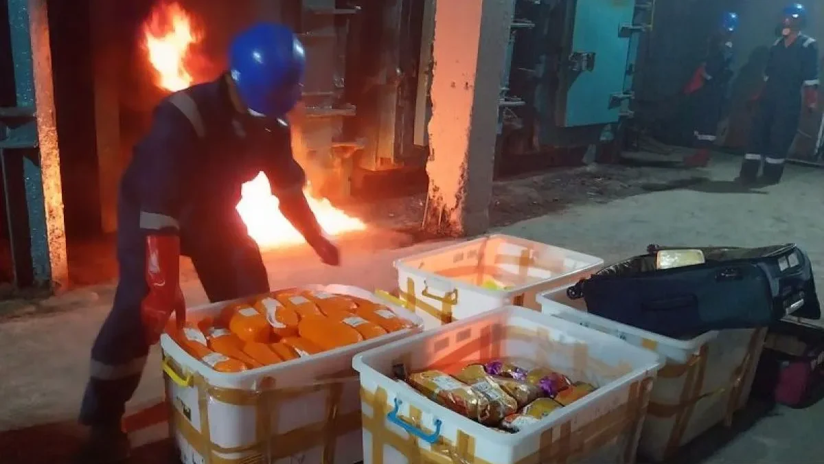 Petugas Bareskrim Polri saat melakukan prosesi pemusnahan 2,1 ton barang bukti narkotika menggunakan insinerator di fasilitas PT Wastec Internasional, Cilegon, Banten, Kamis (30/10/2025) dini hari. (Dok. Ist)