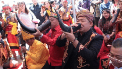 Suasana khidmat saat pelaksanaan ritual adat Naik Jurongk Tinggi di Kepatihan Jaga Pati Laman Sembilan Domong Sepuluh, Ketapang.