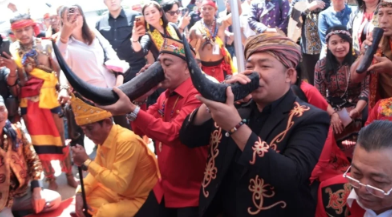 Suasana khidmat saat pelaksanaan ritual adat Naik Jurongk Tinggi di Kepatihan Jaga Pati Laman Sembilan Domong Sepuluh, Ketapang.