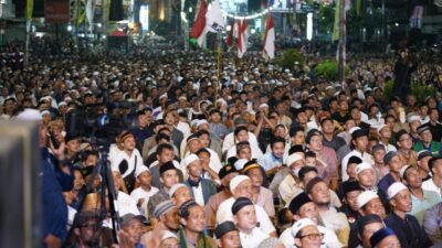 Puluhan ribu orang memadati sepanjang Jalan Gajah Mada Pasar Flamboyan untuk menghadiri Maulid Akbar dan Haul Habib Muhammad bin Abdullah Al Muthahar.