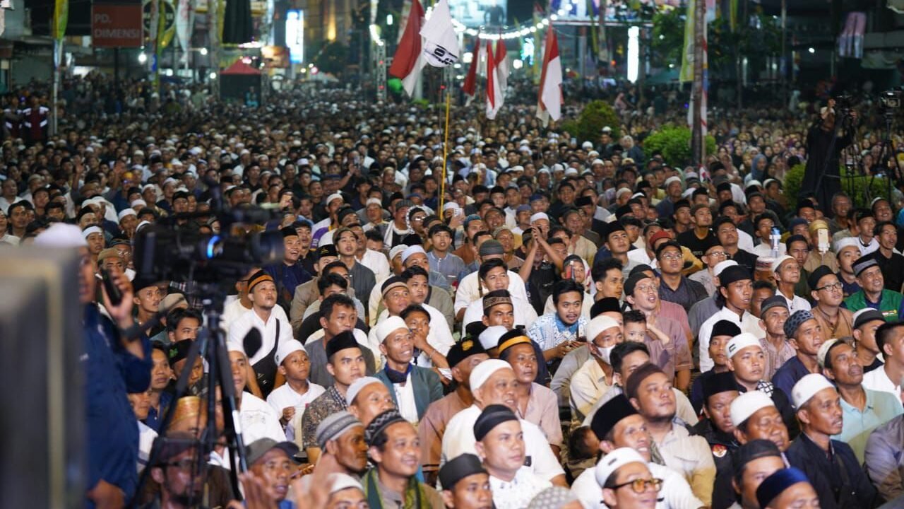 Puluhan ribu orang memadati sepanjang Jalan Gajah Mada Pasar Flamboyan untuk menghadiri Maulid Akbar dan Haul Habib Muhammad bin Abdullah Al Muthahar.