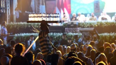 Ribuan orang dari berbagai elemen masyarakat berkumpul di Trowulan, Mojokerto, untuk menghadiri puncak peringatan Bulan Pengurangan Risiko Bencana 2025, menguatkan semangat gotong royong dan kesiapsiagaan.