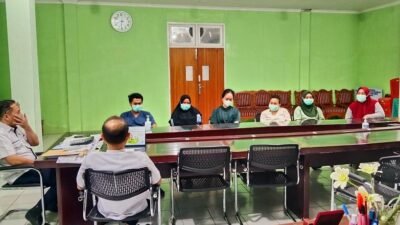 Direktur RSUD Sekadau meminta maaf setelah video IGD kosong viral. Ia akui ada kelalaian meski petugas jaga sedang istirahat dan berkomitmen memperbaiki pelayanan RSUD Sekadau.