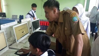 Rahmat Putra Yudha, guru SMPN 13 tengah mengajarkan siswa menggunakan AI dalam belajar Bahasa Inggris.
