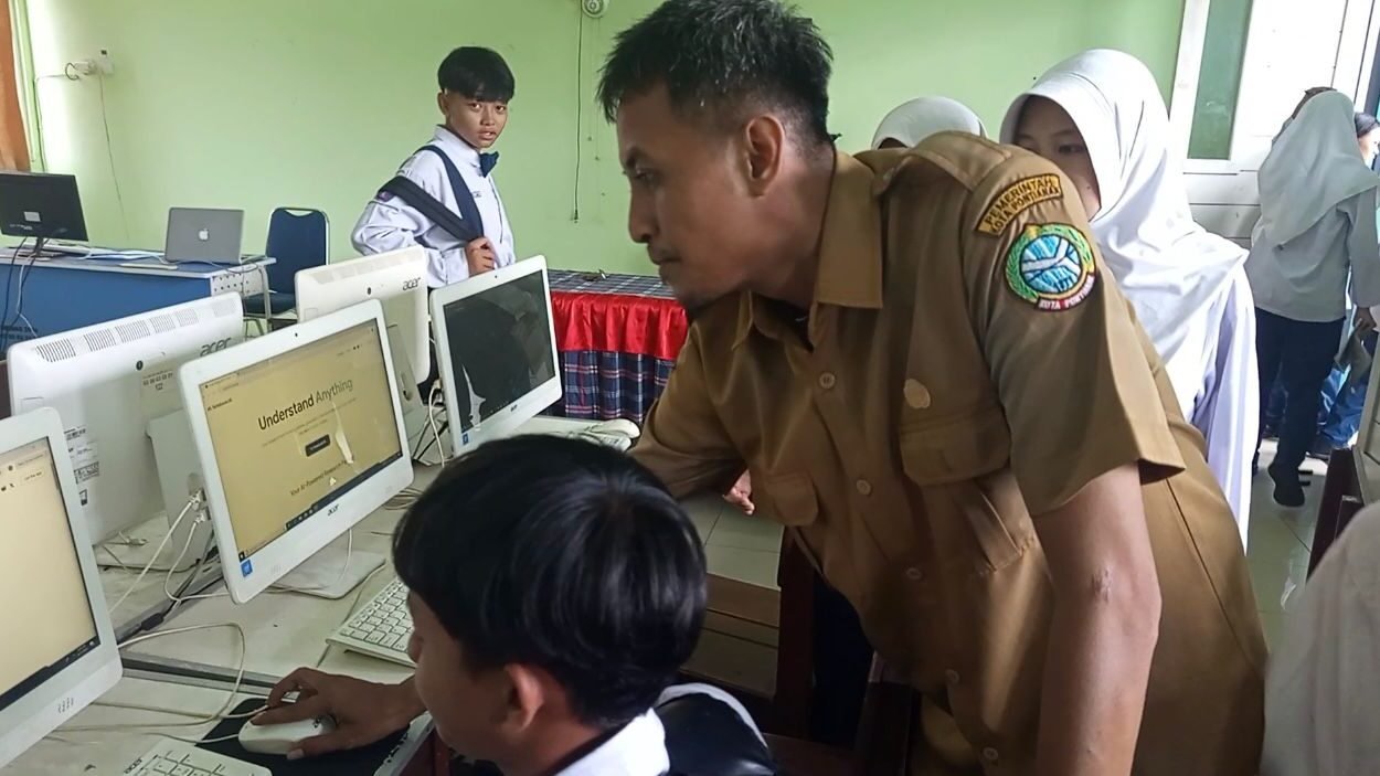 Rahmat Putra Yudha, guru SMPN 13 tengah mengajarkan siswa menggunakan AI dalam belajar Bahasa Inggris.