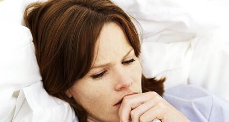 "Jauh dari ibu saat sakit? Ini 5 hal penting yang bisa kamu lakukan untuk merawat diri sendiri, mulai dari istirahat hingga memanfaatkan bantuan orang terdekat."