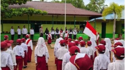 "Satlantas Polres Kayong Utara melaksanakan penyuluhan anti-perundungan saat upacara bendera di MIN Sukadana. Kegiatan bertujuan meningkatkan kesadaran siswa tentang bullying."