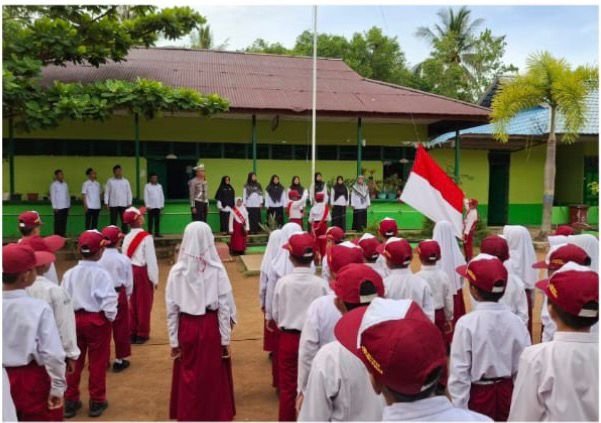 "Satlantas Polres Kayong Utara melaksanakan penyuluhan anti-perundungan saat upacara bendera di MIN Sukadana. Kegiatan bertujuan meningkatkan kesadaran siswa tentang bullying."