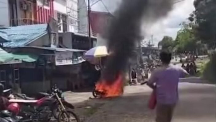 "Sebuah sepeda motor ludes terbakar di jalan raya depan Pasar Buah Tanjung Puri, Sintang, pada Selasa (14/10/2025). Penyebab kebakaran masih diselidiki."