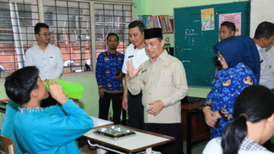 Gubernur Kalimantan Barat, Ria Norsan, sedang menyantap hidangan dari program Makan Bergizi Gratis (MBG) bersama para siswa di SMKN 5 Pontianak. (Dok. HO/Faktakalbar.id)