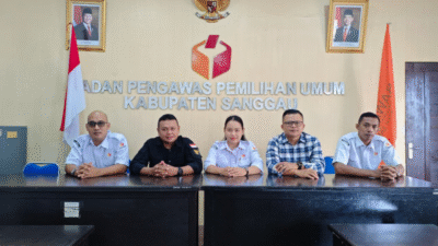 Koordinator Divisi Pencegahan Bawaslu Sanggau, Saparudin, saat memberikan keterangan pers terkait temuan data pemilih bermasalah. (Dok. HO/Faktakalbar.id)