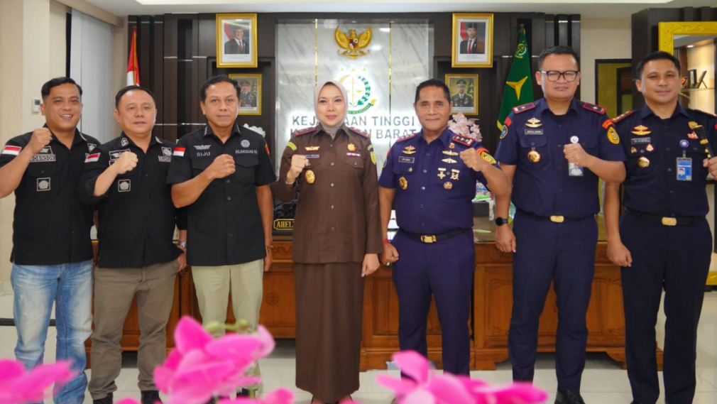 Dirjen PSDKP KKP, Pung Nugroho Saksono, saat melakukan pertemuan dengan Kepala Kejaksaan Tinggi Kalimantan Barat di Pontianak. (Dok. HO/Faktakalbar.id)