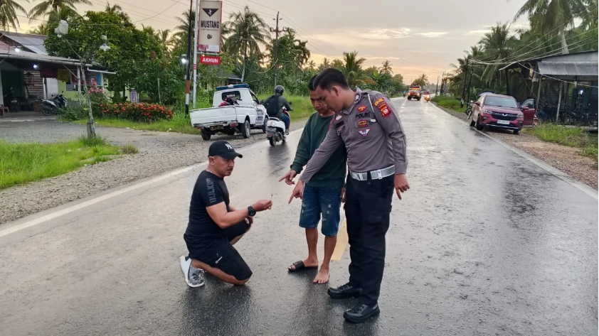 Suasana olah tempat kejadian perkara (TKP) kecelakaan maut yang menewaskan seorang pengendara motor di Jalan Raya Sungai Batang, Mempawah. (Dok. Polsek Sungai Pinyuh)
