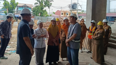 Ketua Komisi IV DPRD Sambas, Mardani, saat memimpin inspeksi mendadak (sidak) di lokasi proyek pembangunan RSUD Sambas. (Dok. humpro.dprdsambas)