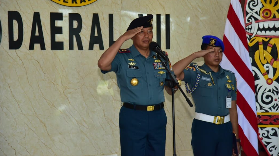 Dankodaeral XII, Laksda TNI Sawa, menyiramkan air kembang kepada salah satu prajurit dalam tradisi kenaikan pangkat di Markas Kodaeral XII, Mempawah. (Dok. Instagram/@kodaeral_xii)