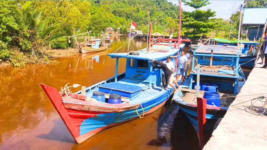 Petugas dari Dinas Kelautan dan Perikanan (DKP) Kalbar sedang melakukan verifikasi fisik sebuah kapal nelayan di pelabuhan Singkawang. (Dok. Instagram/@dkp.prov.kalbar)