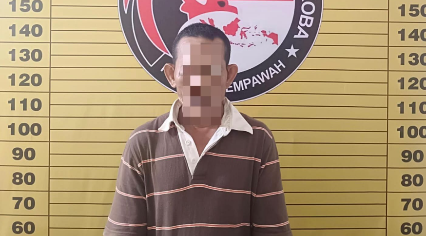 Tersangka (Suk) beserta barang bukti narkotika jenis sabu seberat 4,79 gram yang diamankan oleh Satres Narkoba Polres Mempawah. (Dok. HO/Faktakalbar.id)