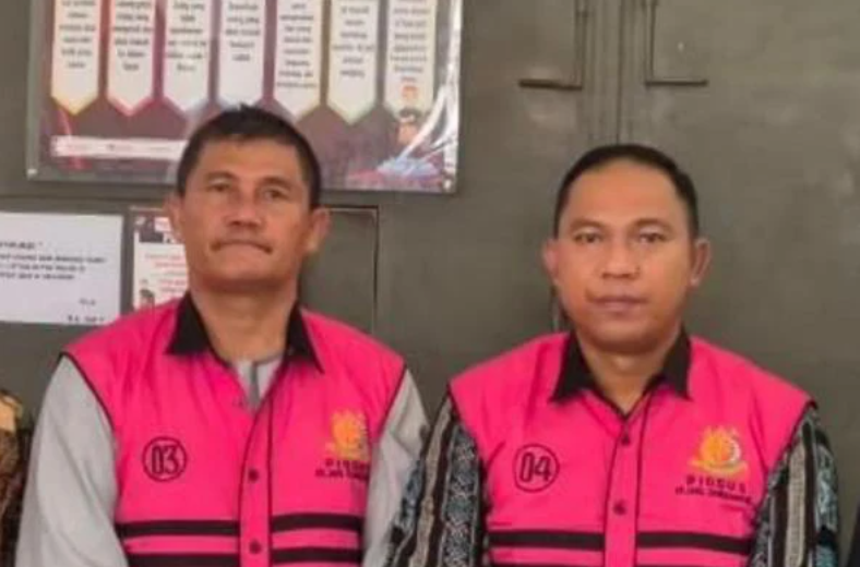 Dua pejabat Pemkot Singkawang, Parlinggoman dan Widatoto, mengenakan rompi tahanan Kejaksaan Negeri Singkawang setelah ditetapkan sebagai tersangka kasus korupsi. (Dok. Ist)