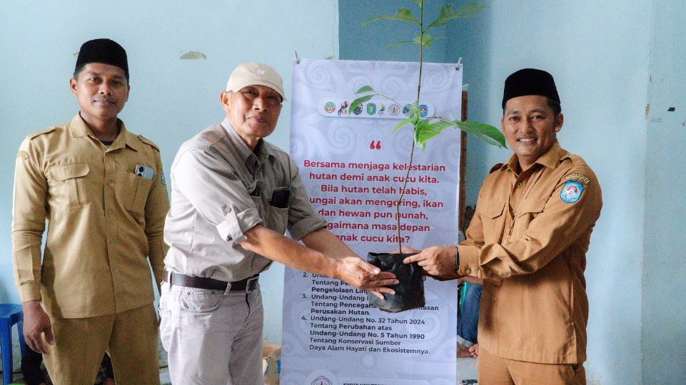 Ir. Iswan Dewantara, M.MA., IPU Dosen Kehutanan UNTAN memberikan penyuluhan tentang budidaya kopi gambut kepada warga Desa Kubu Padi sebagai alternatif sawit. (Dok. Faktakalbar.id)