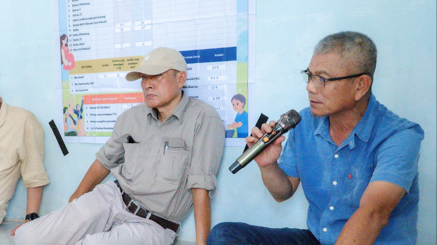 Ir. Erianto, MP, IPU saat Warga Desa Kubu Padi bersama tim dari Fakultas Kehutanan UNTAN saat melakukan kegiatan penyuluhan tanaman multiguna (MPTS) untuk konservasi lahan. (Dok. Faktakalbar.id)