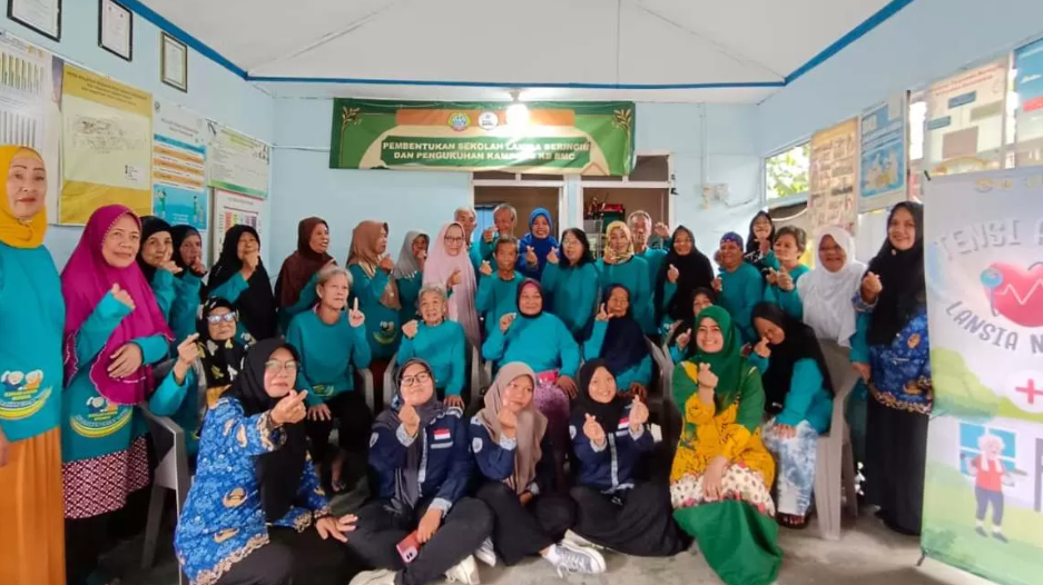 Dosen Untan, Dr. Nurmainah, saat memberikan materi edukasi pola hidup sehat kepada peserta Sekolah Lansia Beringin Mandiri di Pontianak. (Dok. Ist)