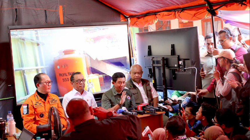 Kepala BNPB bersama Menko PMK dan Basarnas saat melakukan konferensi pers terkait hasil asesmen Tim SAR dan update penanganan insiden robohnya musala Pondok Pesantren (Ponpes) Al Khoziny, Sidoarjo, pada Kamis (2/10). (Dok. HO/Faktakalbar.id)