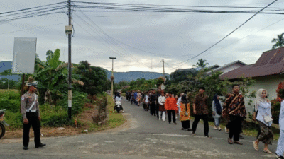 Personel Satlantas Polres Kayong Utara sedang mengatur lalu lintas saat kegiatan pawai karnaval Hari Kesaktian Pancasila di Sukadana (Dok. Instagram/@polres_kayongutara)
