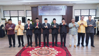 Wali Kota Pontianak Edi Rusdi Kamtono memberikan arahan kepada jajaran PDAM Tirta Khatulistiwa setelah melantik anggota Dewan Pengawas baru di Aula PDAM. (Dok. HO/Faktakalbar.id)