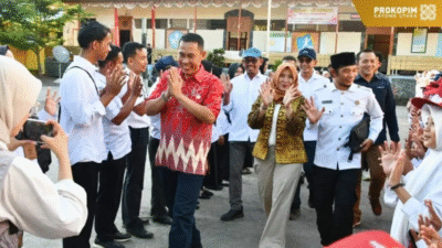 Sekda Kabupaten Kayong Utara, Erwin Sudrajat, sedang membuka acara sosialisasi program Satu Rekening Satu Pelajar (KEJAR). (Dok. Instagram/@prokopim.kayongutara)