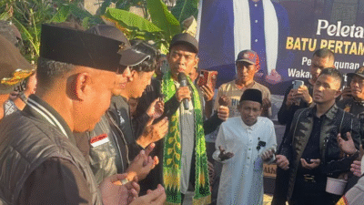 Ustadz Abdul Somad (UAS) didampingi para tokoh dan panitia saat prosesi peletakan batu pertama pembangunan kawasan wakaf produktif Insan Qur’an Center di Ketapang, Jumat (3/10/25). (Dok. Ist)