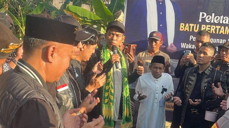 Ustadz Abdul Somad (UAS) didampingi para tokoh dan panitia saat prosesi peletakan batu pertama pembangunan kawasan wakaf produktif Insan Qur’an Center di Ketapang, Jumat (3/10/25). (Dok. Ist)