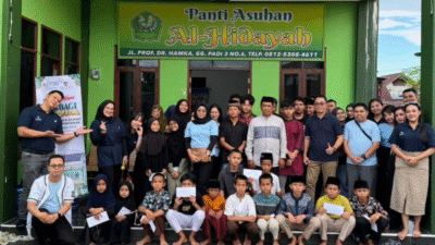 Manajemen dan staf Transera Hotel serta Aston Pontianak berfoto bersama anak-anak Panti Asuhan Al Hidayah sambil menyerahkan donasi secara simbolis di dalam ruangan panti. (Dok. HO/Faktakalbar.id)