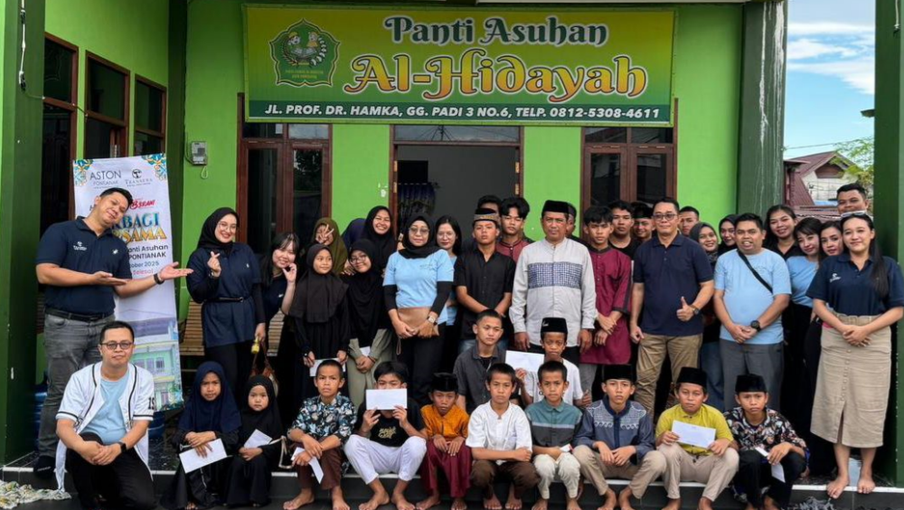 Manajemen dan staf Transera Hotel serta Aston Pontianak berfoto bersama anak-anak Panti Asuhan Al Hidayah sambil menyerahkan donasi secara simbolis di dalam ruangan panti. (Dok. HO/Faktakalbar.id)