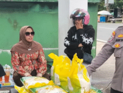 Polsek Pontianak Selatan Salurkan 3.500 Kg Beras Murah untuk Warga