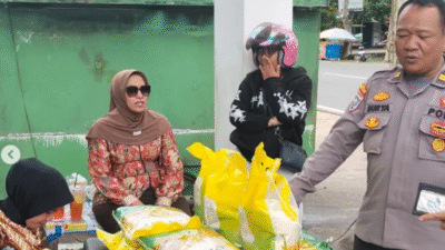 Personel Polsek Pontianak Selatan melayani warga yang sedang membeli beras dalam kegiatan Gerakan Pangan Murah di depan Pasar Pagi, Jalan Purnama. (Dok. Instagram/@polsek_pontianakselatan)
