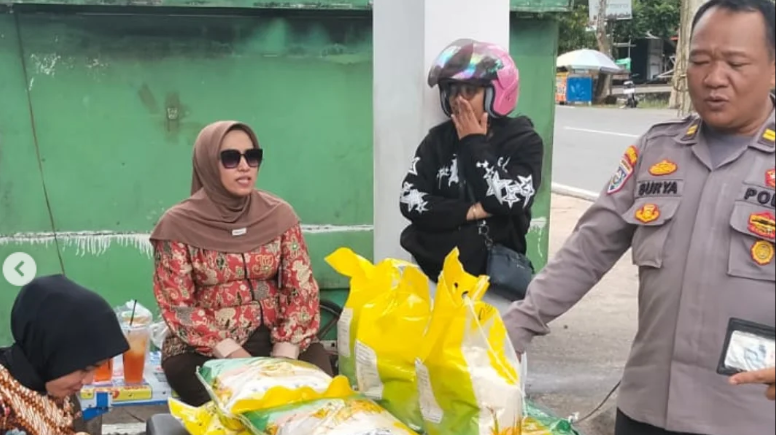 Personel Polsek Pontianak Selatan melayani warga yang sedang membeli beras dalam kegiatan Gerakan Pangan Murah di depan Pasar Pagi, Jalan Purnama. (Dok. Instagram/@polsek_pontianakselatan)