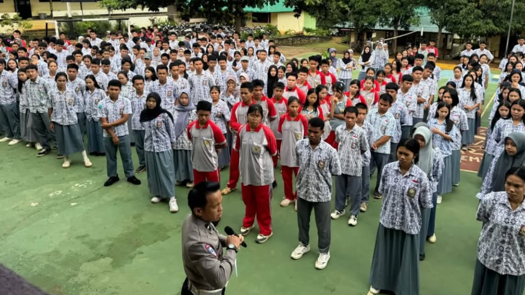 Personel Sat Lantas Polres Kapuas Hulu memberikan himbauan keselamatan berlalu lintas kepada siswa-siswi SMAN 1 Semitau dalam kegiatan Polantas Menyapa. (Dok. Instagram/@ppidreskh)