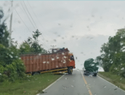 Mobil Terperosok di Tanjakan Kelam, Arus Lintas Sintang-Putussibau Terganggu