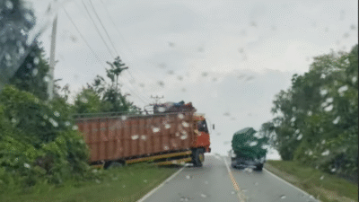 Kondisi sebuah mobil yang terperosok di tanjakan pada ruas jalan Sintang-Putussibau di wilayah Kecamatan Kelam Permai. (Dok. Ist)