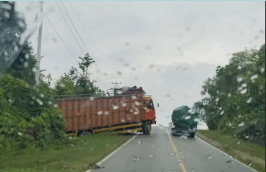 Kondisi sebuah mobil yang terperosok di tanjakan pada ruas jalan Sintang-Putussibau di wilayah Kecamatan Kelam Permai. (Dok. Ist)