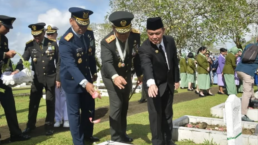 Pangdam XII/Tanjungpura Mayjen TNI Jamallulael meletakkan karangan bunga di monumen Taman Makam Pahlawan Dharma Patria Jaya saat upacara ziarah nasional jelang HUT ke-80 TNI. (Dok. Instagram/@lanud.supadio)