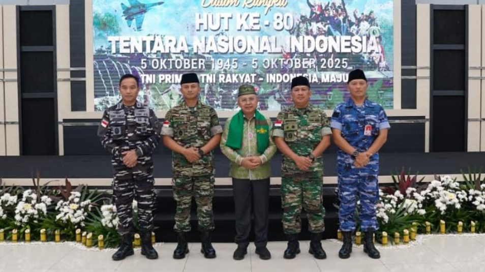 Para prajurit TNI dari Kodam XII/Tanjungpura dan jajaran lainnya mengikuti doa bersama lintas agama dengan khusyuk di Aula Sudirman, Makodam XII/Tpr. (Dok. HO/Faktakalbar.id)