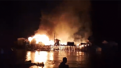 Petugas pemadam kebakaran dan warga berusaha memadamkan api yang melalap rumah penduduk di Desa Sekulat, Kapuas Hulu. (Dok. Pemdes Sekulat)