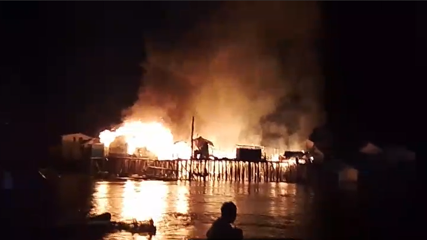 Petugas pemadam kebakaran dan warga berusaha memadamkan api yang melalap rumah penduduk di Desa Sekulat, Kapuas Hulu. (Dok. Pemdes Sekulat)