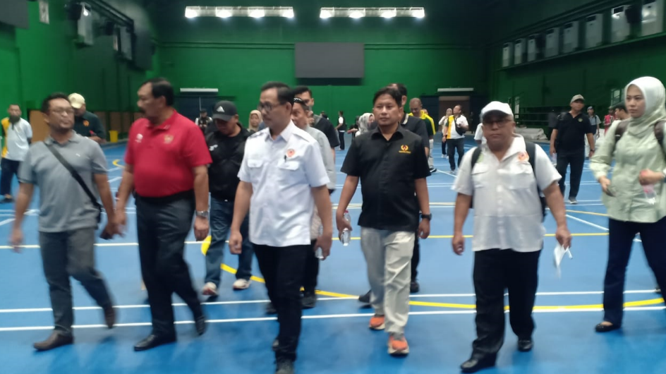 Wakil Ketua Umum I KONI Pusat, Suwarno, didampingi panitia saat meninjau kesiapan GOR Djarum Kaliputu untuk PON Bela Diri. (Dok. Faktakalbar.id)