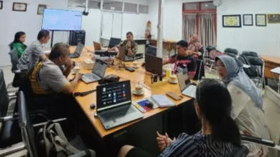 Rapat koordinasi Dinas Kesehatan Kabupaten Ketapang bersama Labkesda dan 24 Puskesmas membahas percepatan penerbitan Sertifikat Laik Higiene Sanitasi untuk program MBG. (Dok. Instagram/@dinkes_ketapang)