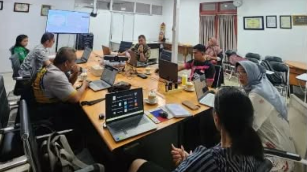 Rapat koordinasi Dinas Kesehatan Kabupaten Ketapang bersama Labkesda dan 24 Puskesmas membahas percepatan penerbitan Sertifikat Laik Higiene Sanitasi untuk program MBG. (Dok. Instagram/@dinkes_ketapang)