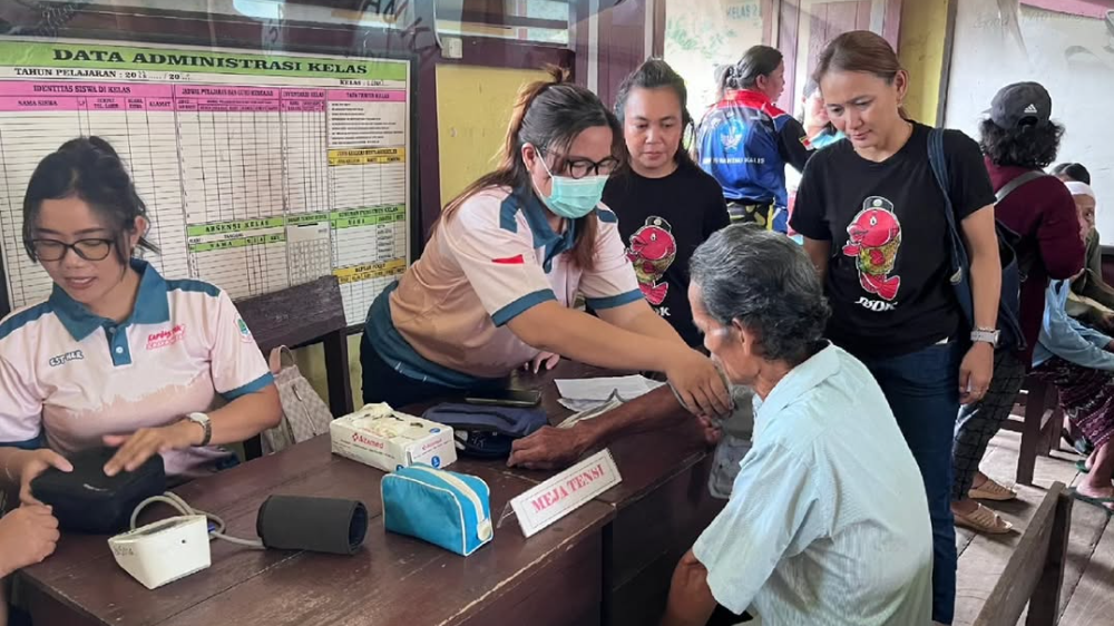 Petugas medis dari Dinkes Kapuas Hulu dan Puskesmas Kalis melayani warga saat bakti sosial pengobatan gratis dan sunatan massal. (Dok. Instagram/@dinkes_kapuashulu)