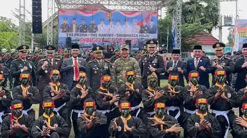Bupati Ketapang Alexander Wilyo, S.STP., M.Si. bersama dengan Komandan Kodim 1203/Ketapang saat menghadiri upacara peringatan HUT TNI ke-80. (Dok. HO/Faktakalbar.id)